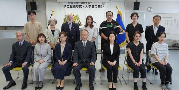 ８入学者の皆さんと所長・客員教員の先生.JPG